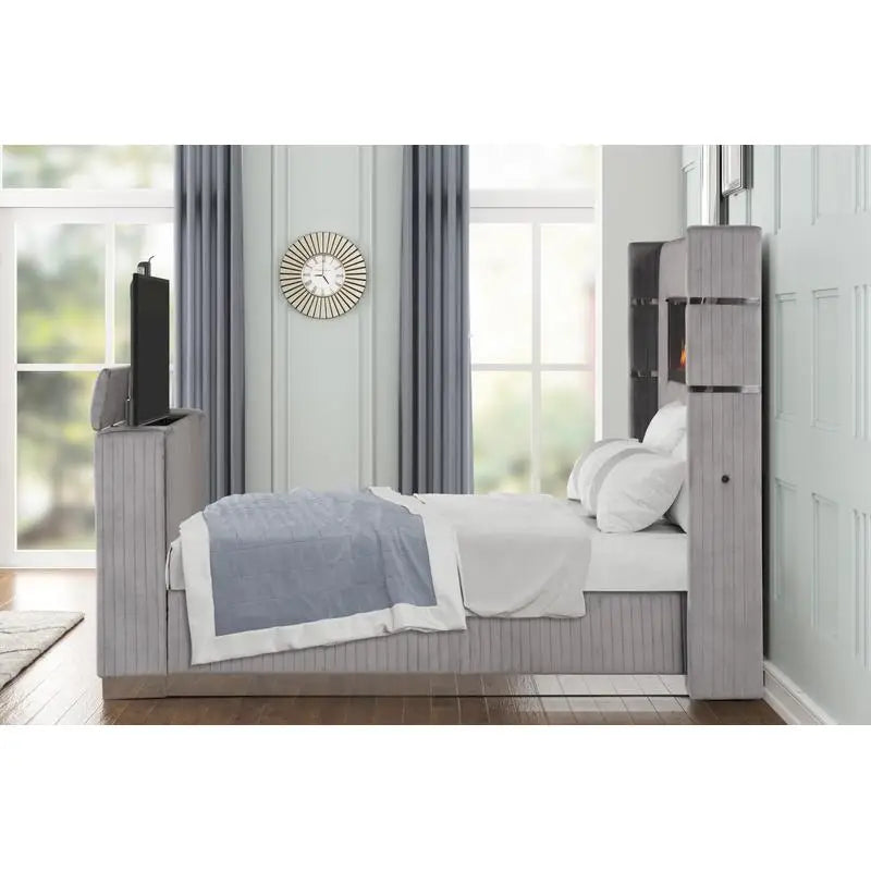 Queen Bed / Fireplace & TV